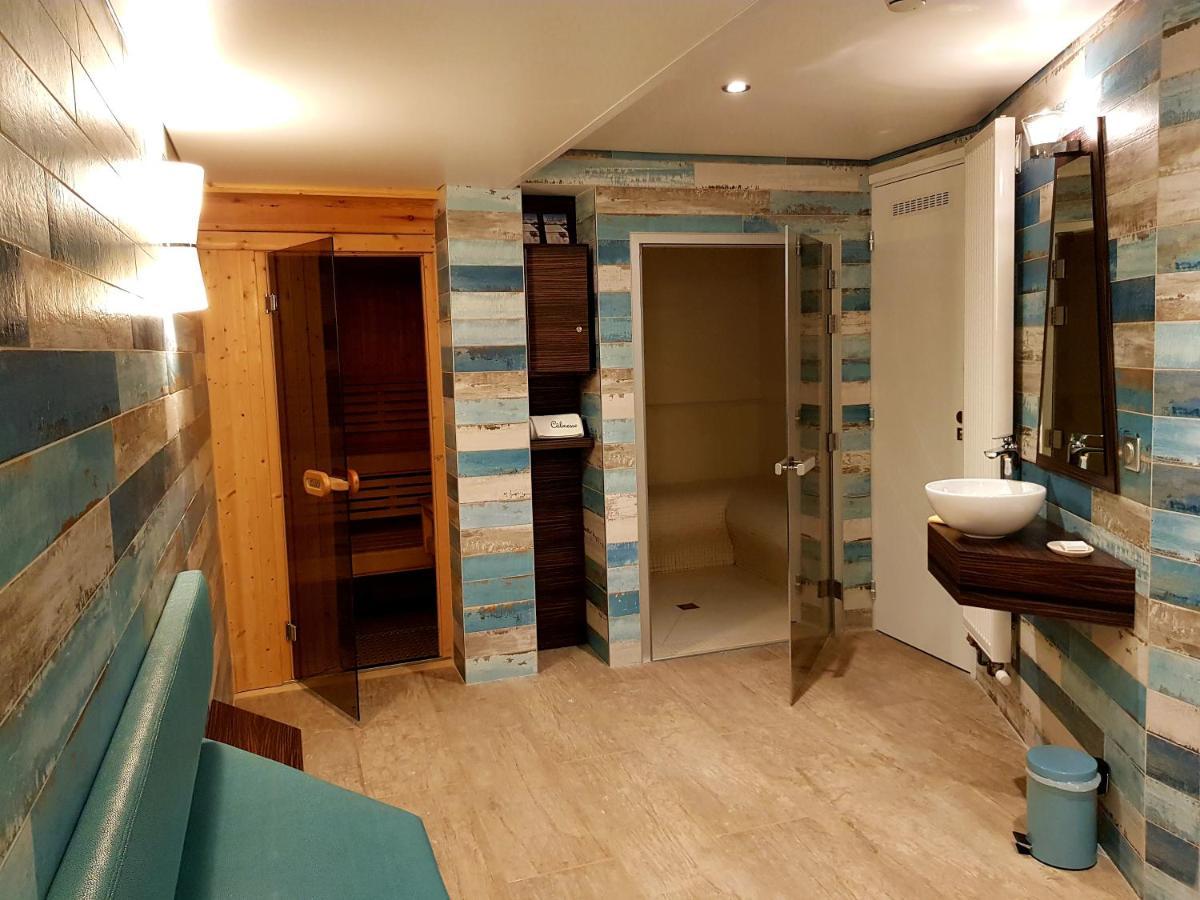 Hotel Les Sherpas Courchevel Exterior photo