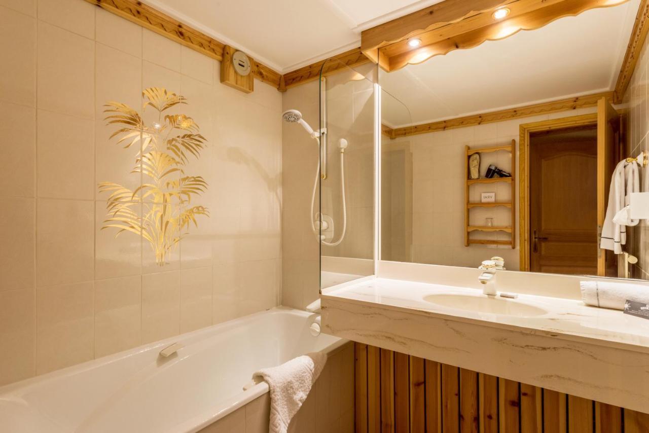 Hotel Les Sherpas Courchevel Exterior photo