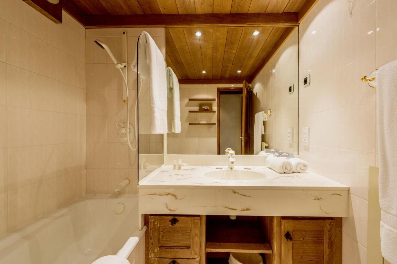Hotel Les Sherpas Courchevel Exterior photo